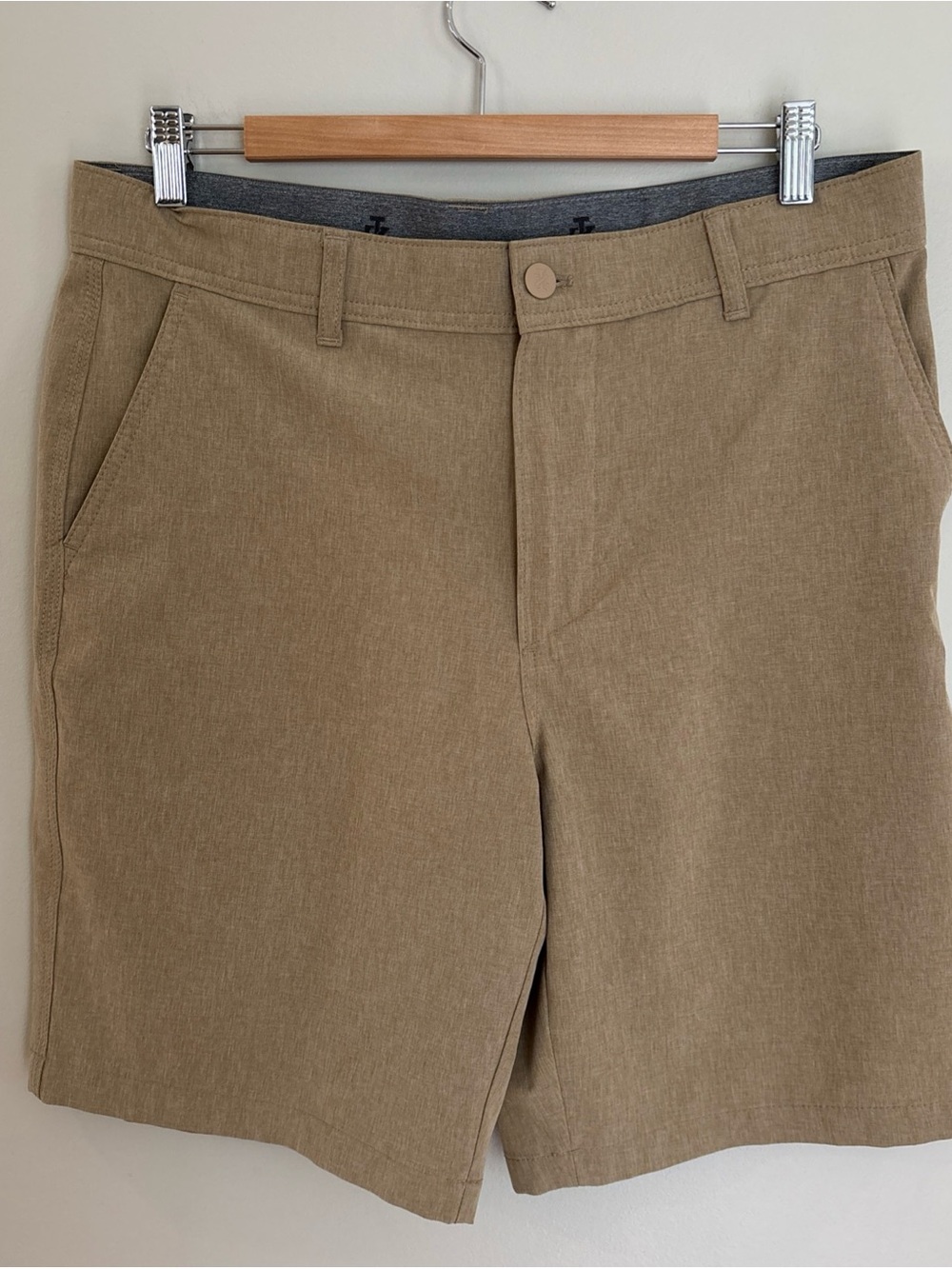 Izod Men's Saltwater Hybrid Performance Shorts 9.5'' Cedarwood Khaki Size 34